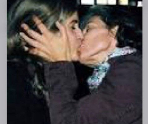 MAIS POLÊMICA | Lúcia Veríssimo posta foto beijando Cassia Kis na boca, após comentários homofóbicos da colega em live