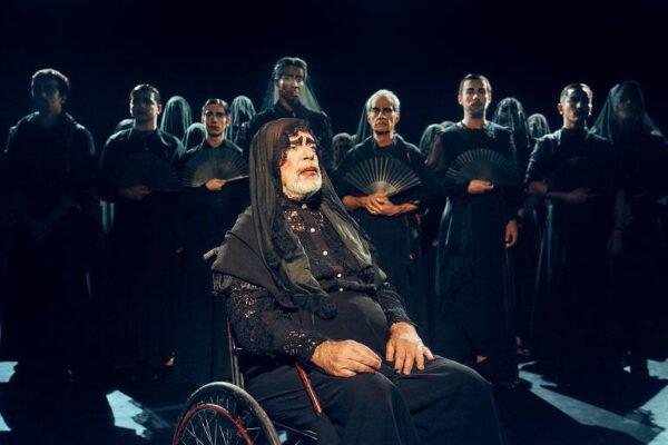 FOLHA DE S. PAULO | Os Satyros atualizam peça de García Lorca e questionam o mundo binário no teatro