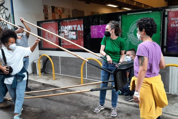 Performer Eleonora Fabião realiza ação que une a SP Escola de Teatro e outras instituições públicas na 34º Bienal de São Paulo