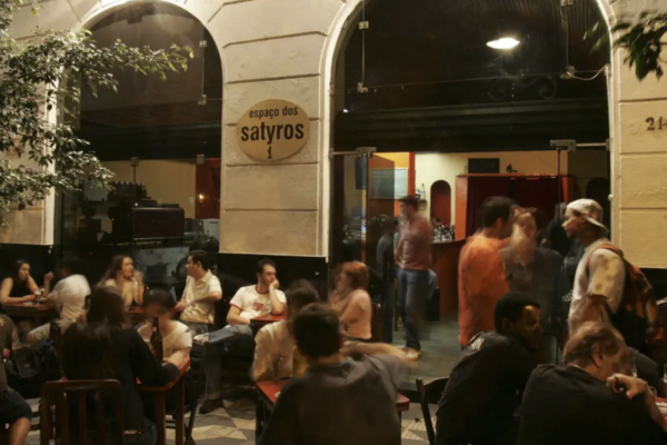 HISTÓRIA | Uma mesinha na calçada