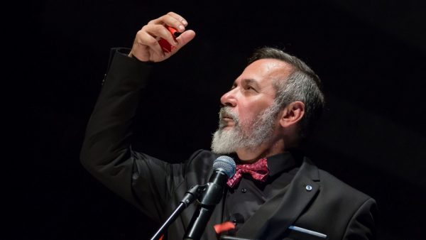 Ivam Cabral, diretor executivo da SP Escola de Teatro, apresenta o solo Todos os Sonhos do Mundo na 23ª Satyrianas