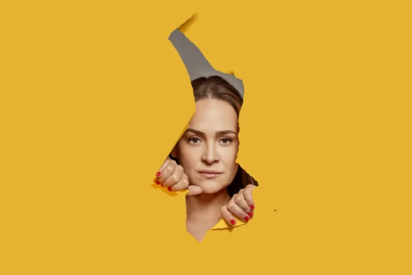 OPINIÃO | “O Papel de Parede Amarelo e Eu”: Quem continua trancando quem?
