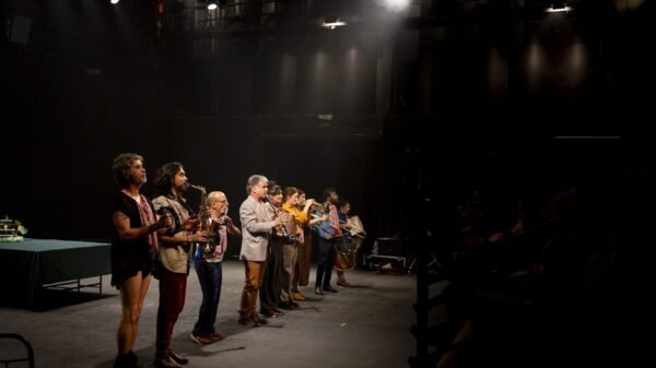 OPINIÃO | A luz que cega, o teatro que revela: “(Um) Ensaio sobre a cegueira” do Grupo Galpão