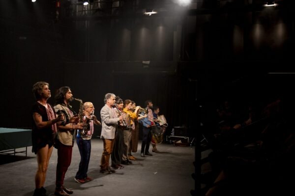 OPINIÃO | A luz que cega, o teatro que revela: “(Um) Ensaio sobre a cegueira” do Grupo Galpão