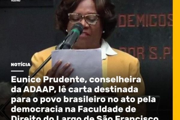 HISTÓRIA | Eunice Prudente, conselheira da ADAAP, lê carta destinada para o povo brasileiro no ato pela democracia na Faculdade de Direito do Largo de São Francisco