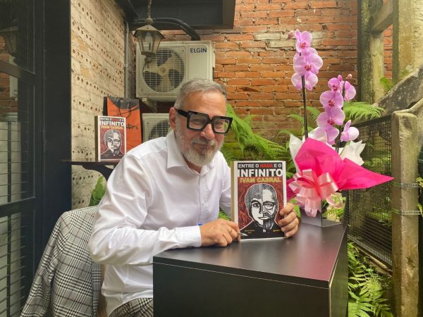 Ivam Cabral, diretor executivo da SP Escola de Teatro, é destaque nas Páginas Amarelas da revista Veja São Paulo