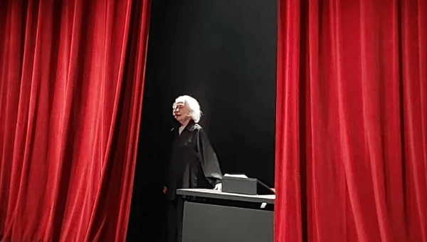 Fernanda Montenegro Lê Simone de Beauvoir em noite de fortes aplausos no Sesc 14 Bis